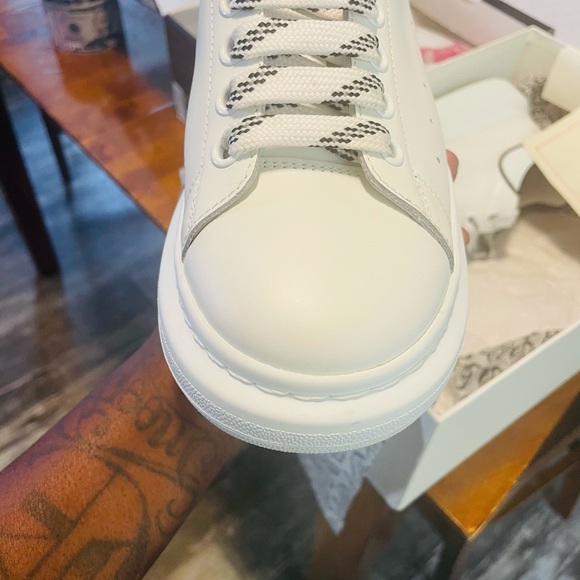 White and black Alexander McQueens Size 7 1/2 350$ - Picture 3 of 4